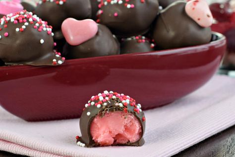 Chocolate Covered Cherry Truffles Photo Cherry Truffles, Chocolate Covered Cherry, Shugary Sweets, Candy Truffles, Chocolate Covered Cherries, Cherry Recipes, Truffle Recipe, Valentine Chocolate, Valentines Food