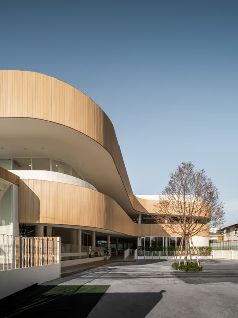 Gallery of HEI Schools Bangkok / ForX Design Studio - 35 Organic School Architecture, Japanese School Architecture, School Architecture Exterior, Kindergarten Exterior Design, High School Design Architecture, School Architecture Design Concept, Kindergarten Exterior, School Design Concept, Preschool Architecture