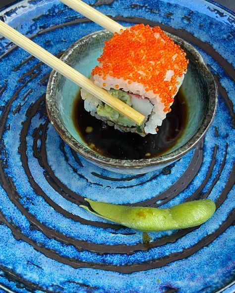 Blue Sushi, Sushi Nigiri, Sushi Dinner, Painted Glass Bottles, Flowers Simple, Baking Cakes, Simple Summer, Food Cake, Date Dinner