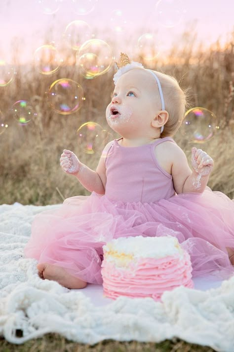 Outdoor Cake Smash, Baby Birthday Photoshoot, First Birthday Photoshoot, First Birthday Photography, 1st Birthday Girl Decorations, 1st Birthday Pictures, 1st Birthday Photo, Baby Fotografie, First Birthday Pictures