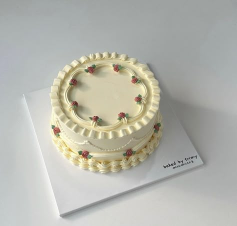 Simple Vintage Cake Designs, Circle Birthday Cake Aesthetic, Simple Aesthetic Cake Design, Circle Cake Designs, Small Vintage Cake, Vintage Cake Simple, Cakes Aesthetic Vintage, Vintage Bento Cake, 20s Birthday Cake