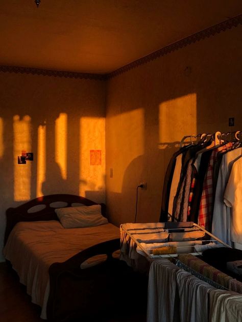 Golden Hour Bedroom, Golden Hour Aesthetic Room, Sunny Room Aesthetic, Liminal Space Room, Sunset Room Aesthetic, Background Room, Sunny Room, Messy Room, Pinterest Room Decor