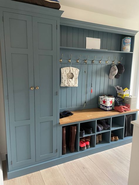 Oak Room Ideas, Cloak Room Storage Ideas, Victorian Hallway Storage, Boot Bench Entryway, Porch Ideas Entrance Interior Small Uk, Green Boot Room, Coat Room Ideas, Cloakroom Ideas Coats, Small Boot Room Ideas