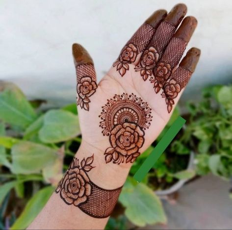 Hand Palm Rose Mehndi Design, Rose Mendhi Designs, Broch Mehndi Designs, Mehndi Broches Design, Front Mahendi Design Latest, Henna Mendhi, Palm Mehndi, Short Mehndi Design, Mehndi Design Simple