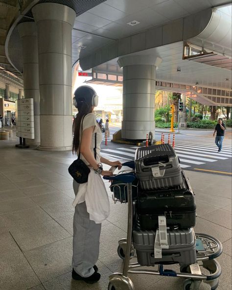 Airport Selfie Ideas, Girl In Airport, Airport Photos Ideas, Airplane Outfit Comfy, Faceless Pics Aesthetic, Airport Pose, Airport Aesthetic Outfit, Airport Girl, Bag Airport