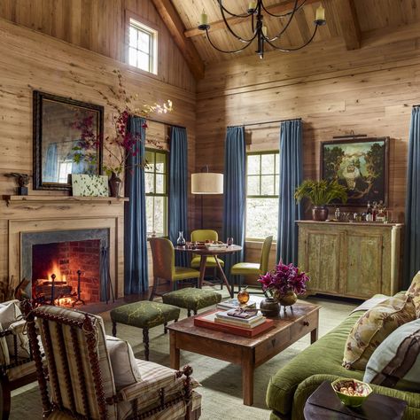 BLACKBERRY FARM Country Cottage Living, Barndominium Interior, Cabin Interior Design, Log Cabin Interior, Cabin Chic, Cabin Living Room, Blackberry Farms, Log Cabin Rustic, Mix Of Colors