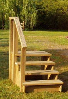 diy movable stairs and landing small - Google Search Mobile Home Steps, Diy Stairs Outdoor, Pallet Stairs, Diy Exterior, Pool Deck Plans, Backyard Trampoline, Pool Ladder, Deck Steps, Above Ground Pool Ideas