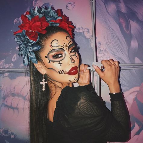 21 Best Day of the Dead Makeup Ideas - Dia De Los Muertos Tutorials Fine Hair Styles, Mexican Halloween Costume, Half Face Makeup, Mexican Makeup, Skull Makeup Tutorial, Day Of The Dead Makeup, Halloween Makeup Sugar Skull, Mexican Halloween, History Meaning