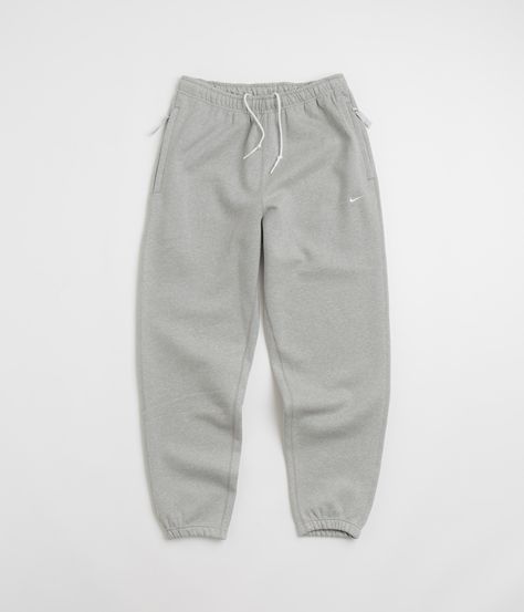 Description Nike Solo Swoosh Sweatpants Nike Solo Swoosh Sweatpants in Dark Grey Heather and White. Made from a cotton-polyester blend with a brushed fabric finish, these tapered cut Nike sweatpants are styled with cuffed ankles and a woven elastic waist. Featuring an adjustable inner drawcord and tonal stitched seams, these grey sweatpants are finished with two side pockets and with an embroidered Solo Swoosh logo sewn across the left leg. Considered one of the most popular and well-respected brands to date, Nike is a highly influential sporting label that launched in 1964. Renamed after the Greek Goddess of Victory in 1971, Nike’s technically advanced design narrative continues to pair performative progression with a passion for functionality and all-sport practicality. Product Details 8 Nike Baggy Sweatpants, Sweatpants Aesthetic, Bill Bowerman, Nike Grey Sweatpants, Gym Sweatpants, Sb Nike, Jogging Nike, Grey Nike Sweatpants, Pantalon Baggy