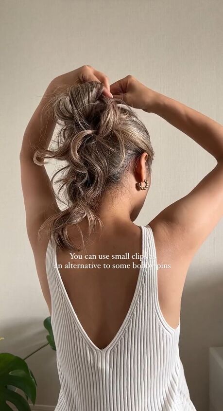 Chic Messy Bun, Messy Hair Up, The Perfect Messy Bun, Low Messy Buns, Kendall Jenner Hair, Hoco Hair Ideas Medium Length, Jewelry Hairstyles, Hair Ideas Straight, Hair Ideas Medium Length