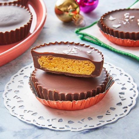 the pioneer woman's homemade peanut butter cup recipe Halloween Candy Recipes, Peanut Butter Cups Recipe, Praline Recipe, Homemade Peanut Butter Cups, How To Temper Chocolate, Homemade Food Gifts, Christmas Candy Recipes, Homemade Peanut Butter, Chocolate Dessert Recipes