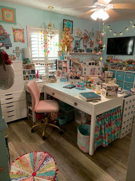 Boho She Shed Interior, Craft Room Design Inspiration, Crafting Room Ideas, Diy Craft Room Ideas, Hobby Corner, She Shed Craft Room, Craft Diy Ideas, Shabby Chic Craft Room, Sewing Shed