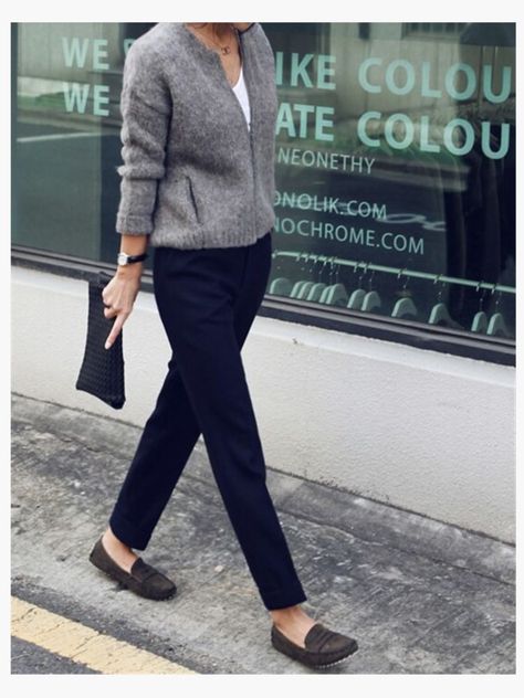 Street Style How To Wear Loafers Women, Loafers Women Outfit, How To Wear Loafers, Stile Casual Chic, Loafers Outfit, Style Casual Chic, Casual Chique, Cardigan Outfits, Minimalist Wardrobe