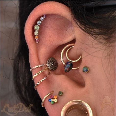 Ear Piercings With Gauges, Hippe Piercings, Ear Inspiration, Jóias Body Chains, Dresses Curvy, Cool Ear Piercings, Pretty Ear Piercings, Cute Ear Piercings, Cool Piercings