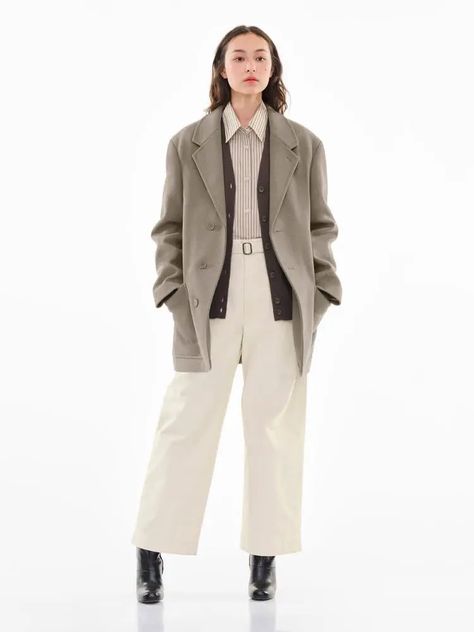 Uniqlo Women Outfit Winter, Uniqlo Aesthetic, Lemaire Uniqlo, Uniqlo Lookbook, Uniqlo Women Outfit, Uniqlo Outfit, Large Man Fashion, Uniqlo U, Autumn Winter 2022