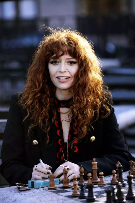 Natasha Lyonne Russian Doll Set In New York Natasha Lyonne Haircut, Natasha Lyonne Tattoo, Nadia Russian Doll, Natasha Lyonne Hair, Russian Doll Natasha Lyonne, Natasha Lyonne Russian Doll, Glamorous Curls, Natasha Lyonne, Curly Bangs