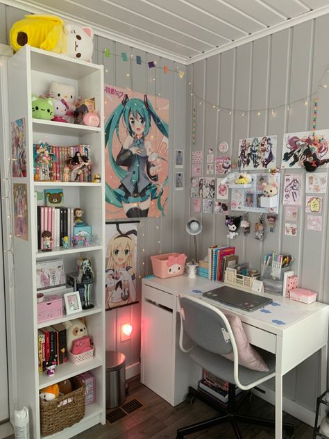 Manga Set Up, Posters Colorful, Organized Desk, Room Art Decor, Cool Dorm Rooms, Otaku Room, Dorm Room Ideas, Study Room Decor, Pinterest Room Decor