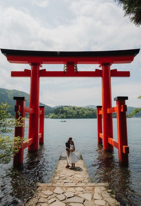 Immerse yourself in the magical allure of a pre-wedding photoshoot in Hakone, Japan. Discover captivating photo ideas amid lush nature, capturing the essence of love and the beauty of summer. Japan Engagement Photos, Wedding In Japan, Japan Elopement, Japan Prewedding, Hakone Japan, Engagement Shoots Poses, Japan Wedding, Japanese Nature, Prewedding Photoshoot