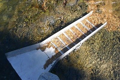 Placer mining for gold with a sluice box: Instruction on How to use a sluice box Gold Sluice Box Diy Plans, Sluice Box Diy, Gold Sluice Box, Gold Sluice, Gold Mining Equipment, Natural Gold Nugget, Build Your Own Home, Panning For Gold, Gold Panning