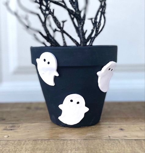 Black And White Pot Painting, Spooky Painted Pots, Halloween Plant Pot Painting Ideas, Black Flower Pot Painting Ideas, Ghost Flower Pot, Halloween Flower Pots Diy, Halloween Pots Terra Cotta, Fall Painted Flower Pots, Halloween Plant Pots