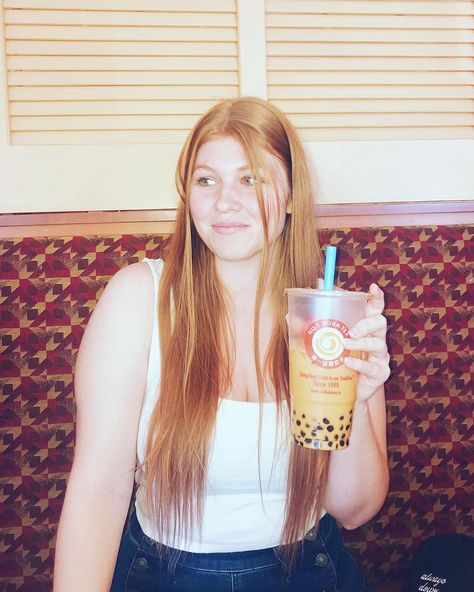 Jamie Myers on Instagram: “when the person you’re with doesn’t order extra boba in their drink 🤭 . . . . #relatable #extraboba #boba #bobatea #no1bobatea #vegas…” Drinking Boba Pose Reference Drawing, Holding Bottle Reference Drawing, Drinking Boba Pose Reference, Holding Boba Reference, Person Drinking Boba, Holding Drink Drawing Reference, Holding Drink Pose Reference, Drinking Boba Pose, Girl Holding Boba