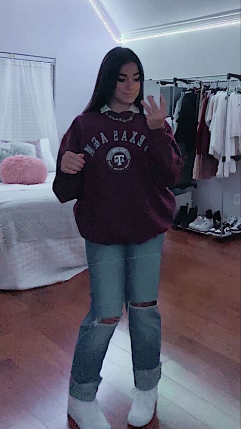 Aesthetic Collared Sweatshirt Mom Jeans Chain Aesthetic outfit Sweatshirt And Mom Jeans Outfit, Mom Jeans And Sweatshirt, Raglan Shirt Outfit Aesthetic, Sweatshirt Over Collared Shirt, Collared Shirt Under Sweatshirt Outfit, Collar Sweatshirt Outfit, Sweater And Turtleneck Outfit, Jjk Outfit, Chain Aesthetic