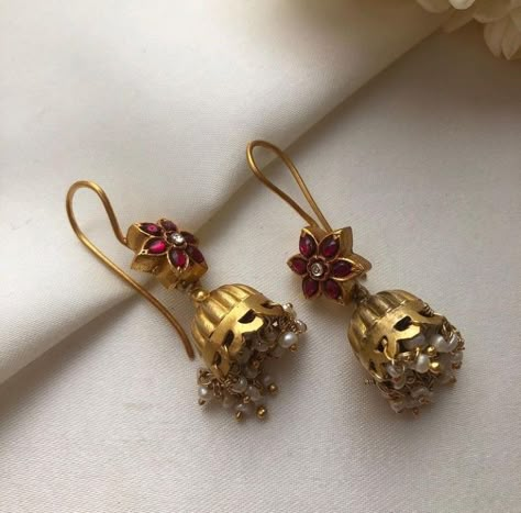 Jumkas Gold, Small Jhumka Earrings, Gold Jhumka Designs, Jhumkas Gold, Temple Jewellery Earrings, Small Earrings Gold, Neck Pieces Jewelry, Gold Jhumka Earrings, Antique Necklaces Design