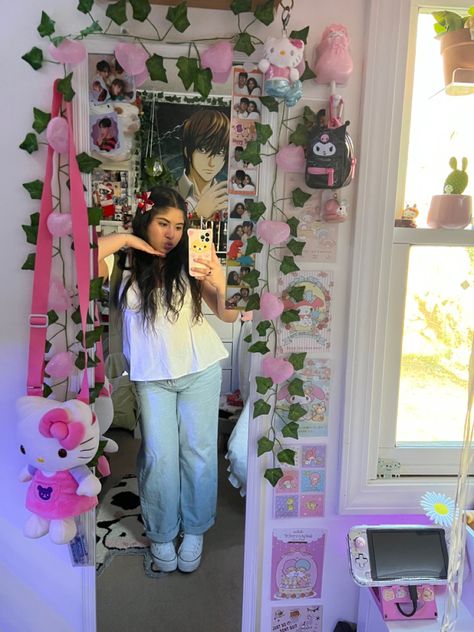 Here Room Background, Sanrio Room Tour, Room Decor Sanrio, Sanrio Room Aesthetic, Sanrio Room Ideas, Sanrio Room Decor, Sanrio Bedroom, Sanrio Room, Kitty Room