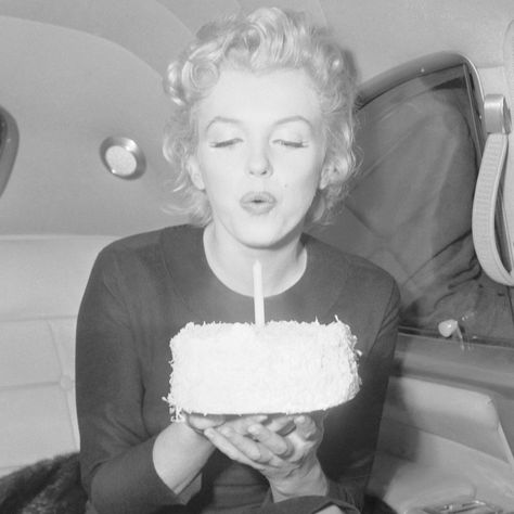 Marilyn Monroe Birthday, Birthday Images For Her, Blowing Candles, Pin Up Vintage, Marilyn Monroe Photos, Marlene Dietrich, Norma Jean, Norma Jeane, Brigitte Bardot