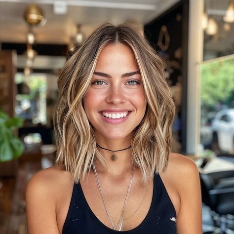 Blonde Highlighted Bob Hairstyles, Bobs With Blonde Highlights, Mid Bob Blonde Hair, Blond To Natural Brown, Brunette Balayage Fine Hair, Short With Blonde Highlights, Surf Bob Hair, Best Medium Haircuts For Thick Hair, Hairstyle Color 2024