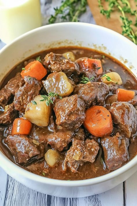 Beef Bourguignon Recipe - Easy DIY Recipes Pearl Onion Recipe, Beef Burgundy, Beef Bourguignon Recipe, White Bean Soup Recipes, Hearty Stew, Belgian Food, Slow Cooked Chicken, Classic French Dishes, Weekly Meals