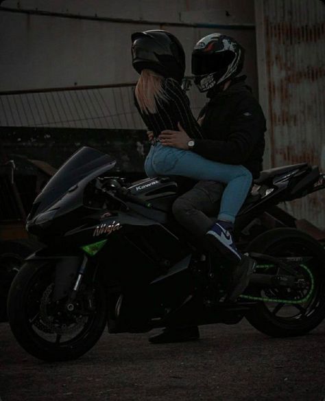 Moter Cycle Boyfriend, Couple Bike, Couple Moto, Motorcycle Couple Pictures, Biker Romance, Bike Couple, Biker Couple, Whatsapp Theme, Motorcycle Couple