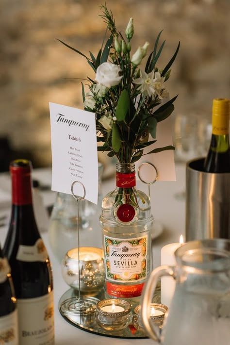 Alcohol Bottle Table Centerpieces, Wedding Table Decorations Gin Bottles, Gin Bottle Wedding Decorations, Gin Wedding Centrepiece, Alcohol Wedding Centerpieces, Whisky Table Wedding, Gin Bottle Table Numbers, Gin Table Wedding, Jam Jar Wedding Decorations