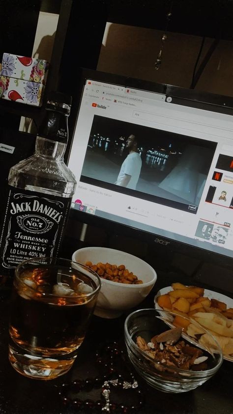 Jackdaniels Drink Wallpaper, Jackdaniels Drink, Fake Alcohol Story, Alcohol Snapchat, Jack Daniels Drinks, Red Bull Drinks, Alcohol Pictures, Alcoholic Drinks Pictures, Drinks Pictures