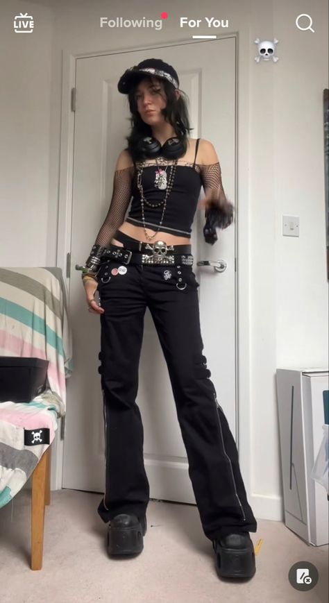 Goth Outfits Pants, Silhouette Outfits, Punk Outfits Aesthetic, Alt Outfits Aesthetic, Y2k Alternative Fashion, Alternative Fashion Indie, Alternative Y2k, Punk Clothing, Alt Outfits