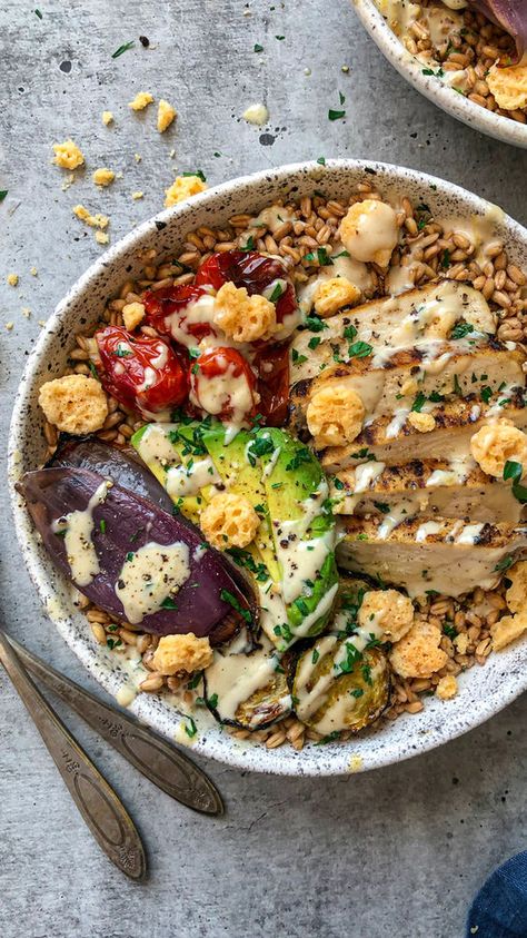 Grilled Chicken Farro Bowls with Roasted Cherry Tomatoes, Spinach, Basil and Cheese Crisps Farro Bowl Recipe, Farro Bowls, Chicken Farro, Green Bean Casserole Ingredients, Farro Bowl, Mediterranean Chicken Bowl, Farro Recipes, Healthy Chicken Pasta, Pappardelle Pasta