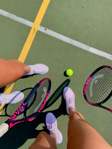 Friends Workout Aesthetic, Aesthetic Tennis Pictures, Tenis Aesthetic Sport, Pink Pilates Princess Workout, Tennis Aesthetic Girl, Deportes Aesthetic, Tennis With Friends, Pilates Princess Workout, Princess Workout