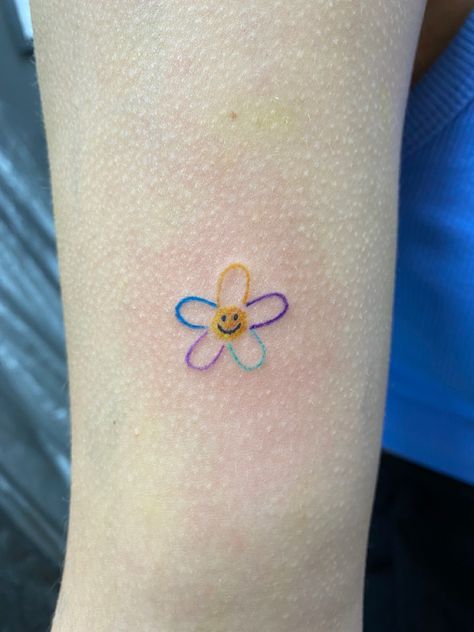 Smiley Flower Tattoo, Smiley Flower, Small Hand Tattoos, 1 Tattoo, Baby Tattoos, Tattoos Ideas, Skin Art, Mini Tattoos, Pretty Tattoos