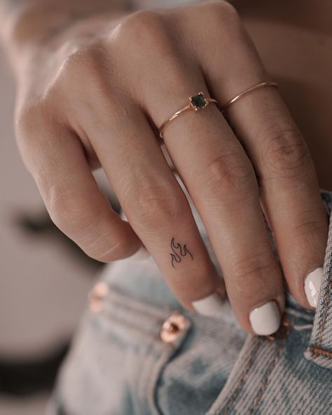 Hanna Tattoo Hand, Hanna Tattoo, Simple Finger Tattoo, Cool Finger Tattoos, Cute Finger Tattoos, Tato Minimal, Small Finger Tattoos, Finger Tattoo For Women, Flame Tattoos