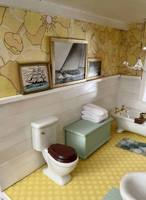 Colorful Modern Farmhouse DIY Dollhouse Bathroom - 33 Cliff Street Studio Diy Dollhouse Bathroom, Dollhouse Bathroom Ideas Diy, Diy Doll Bathroom, Dolls House Bathroom Diy, Doll House Bathroom, Modern Dollhouse Bathroom, Diy Dollhouse Bathroom Sink, Mini Trinkets, Cottage Dollhouse