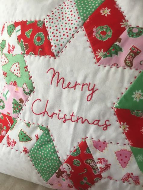 Christmas Quilted Pillows, Nana Company, Sewing Towels, Star For Christmas, Quilting Pillows, Stitching Diy, Crochet Cake, Christmas Fabric Crafts, Christmas Quilt Blocks