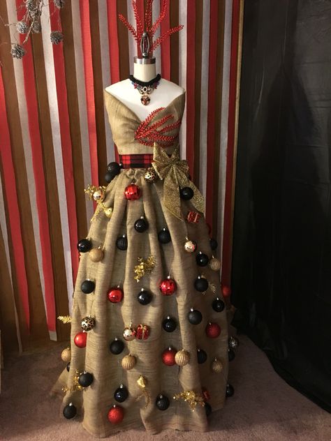 Christmas Manniquin Ideas, Christmas Dress Mannequin, Ugly Christmas Sweater Outfit, Dress Form Christmas Tree, Mannequin Christmas Tree, Christmas Sweater Outfits, Decoration Vitrine, Christmas Tree Dress, Ugly Christmas Sweater Party