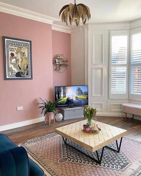 Pink scandinavian interior Farrow and Ball Cinder Rose Farrow And Ball Cinder Rose, Pink Living Room Paint, Cinder Rose Farrow And Ball, Rose Paint Color, Cinder Rose, Farrow And Ball Living Room, Living Room Wall Color, Living Wall Decor, Pink Living Room