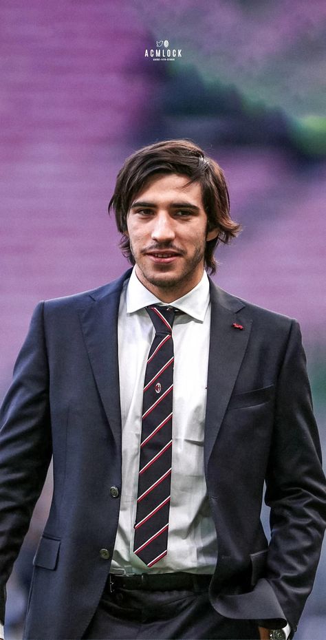 Sandro Tonali, Human Pictures, Cortes De Cabello, Football Icon, Volleyball Outfits, Ac Milan, Milan, Football, Human