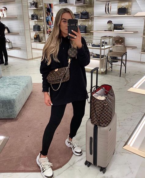 Lv Multi Pochette Outfit, Lv Neverfull Outfit, Neverfull Outfit, Freya Killin, Airport Attire, A Mirror Selfie, Airport Chic, Preppy Fall Fashion, Wardrobe Aesthetic