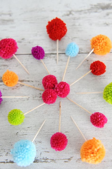 cupcake toppers ideas Pom Pom Cupcake, Pom Pom Cupcakes, Star Cupcakes, Cute Cupcake, Homemade Cupcakes, Diy Cupcakes, Diy Pom Pom, Baptism Party, Cupcake Picks