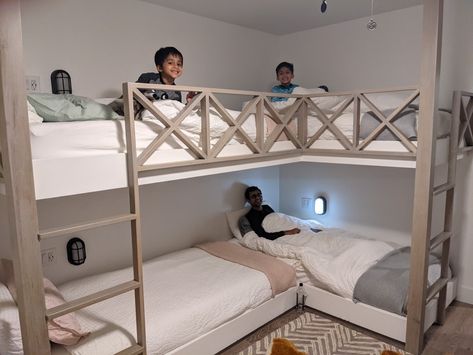 Corner Bunk Beds Space Saving, 3 Beds One Room, Adult Quadruple Bunk Beds For Small Room, 3 High Built In Bunk Beds, Small Room Bunk Beds, Multiple Bunk Beds In One Room Farmhouse, Corner Bunk Beds Built In, 4 Beds In One Room Ideas, Bedroom For 3 Kids