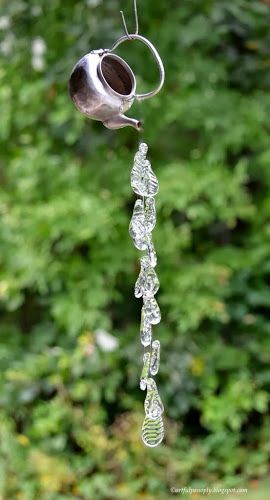 ❤️❤️❤️Awesome idea from Artful Panoply. Teapot and glass beads in the garden. Carillons Diy, Resume Professional, Snowman Crafts Diy, Sensory Garden, Fleurs Diy, Diy Wind Chimes, Christmas Crafts To Make, Magic Garden, Outdoor Christmas Lights