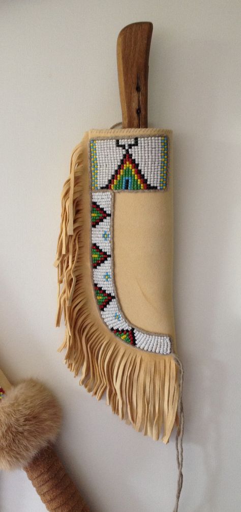 Lakota-inspired knife sheat Native American Knife Sheath, Leather Knife Sheath Pattern, Handmade Moccasins, Indian Beadwork, Native Crafts, Native Beading Patterns, Bone Crafts, Buck Knives, Beadwork Designs