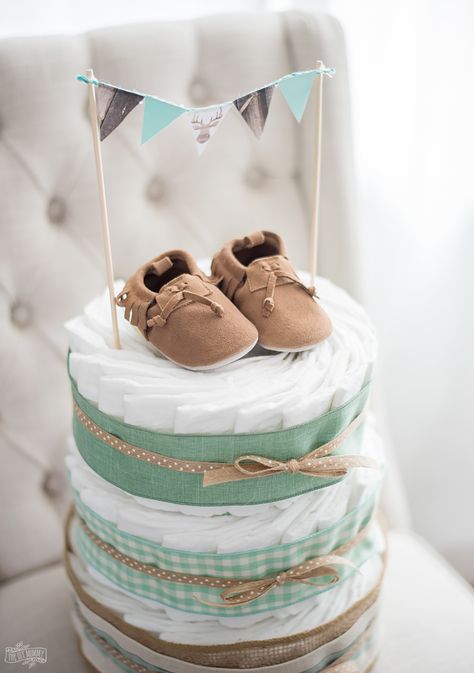 Learn how to make a diaper cake - this one is so cute and rustic with NO diaper rolling! Baby Shower Pampers Ideas, Pampers Gift Ideas, Diaper Display Ideas, Diaper Tower, Baby Boy Diaper Cake, Easy Diaper Cake, Pamper Cake Ideas, Simple Diaper Cake, Boy Diaper Cake Ideas